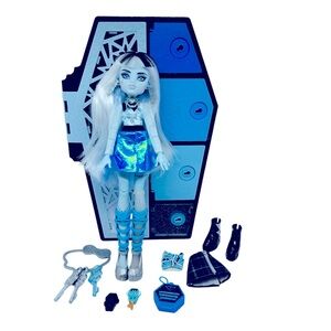 Monster High Skulltimate Secrets Fearidescent Frankie Stein Doll & Accessories